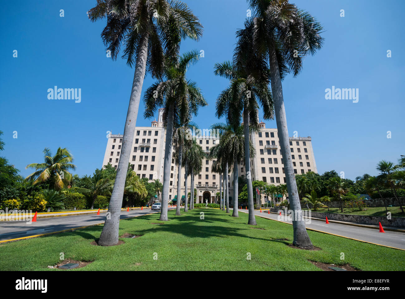 Der palmengesäumte Eingang zum Nacional de Cuba Hotel in Havanna Kuba. Das berühmte Hotel war einst ein Treffpunkt der Mobs und dient heute wohlhabenden Touristen und Würdenträgern. Stockfoto