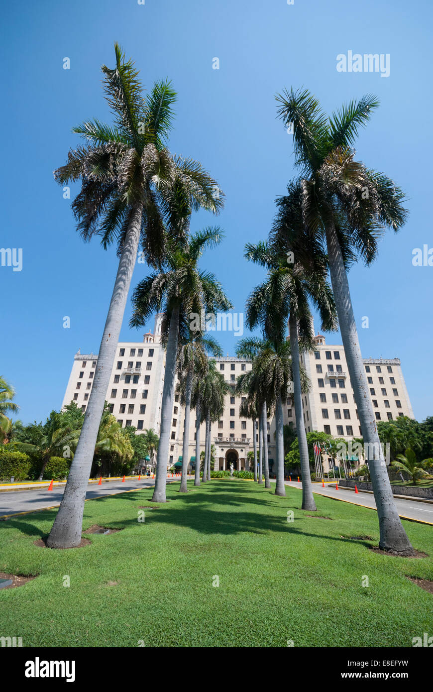 Der palmengesäumte Boulevard des Nacional de Cuba Hotels in Havanna Kuba. Ein Treffpunkt aus den 50er Jahren, der heute wohlhabenden Touristen und Würdenträgern dient. Stockfoto