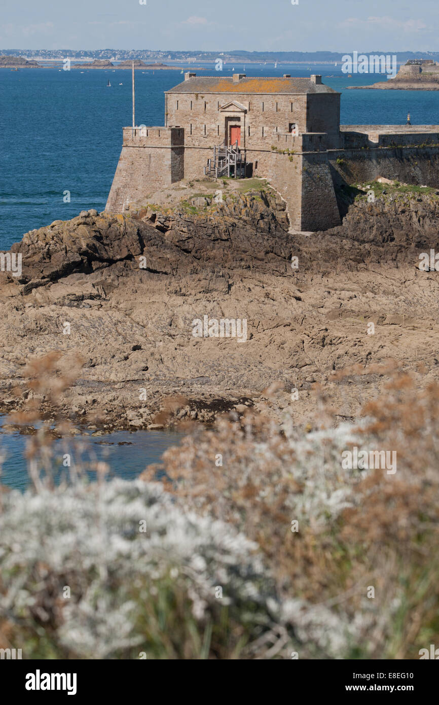 Blick auf Le Petit sein, eine Insel nur unmittelbar vor der Küste St Malo, Bretagne, Frankreich Stockfoto
