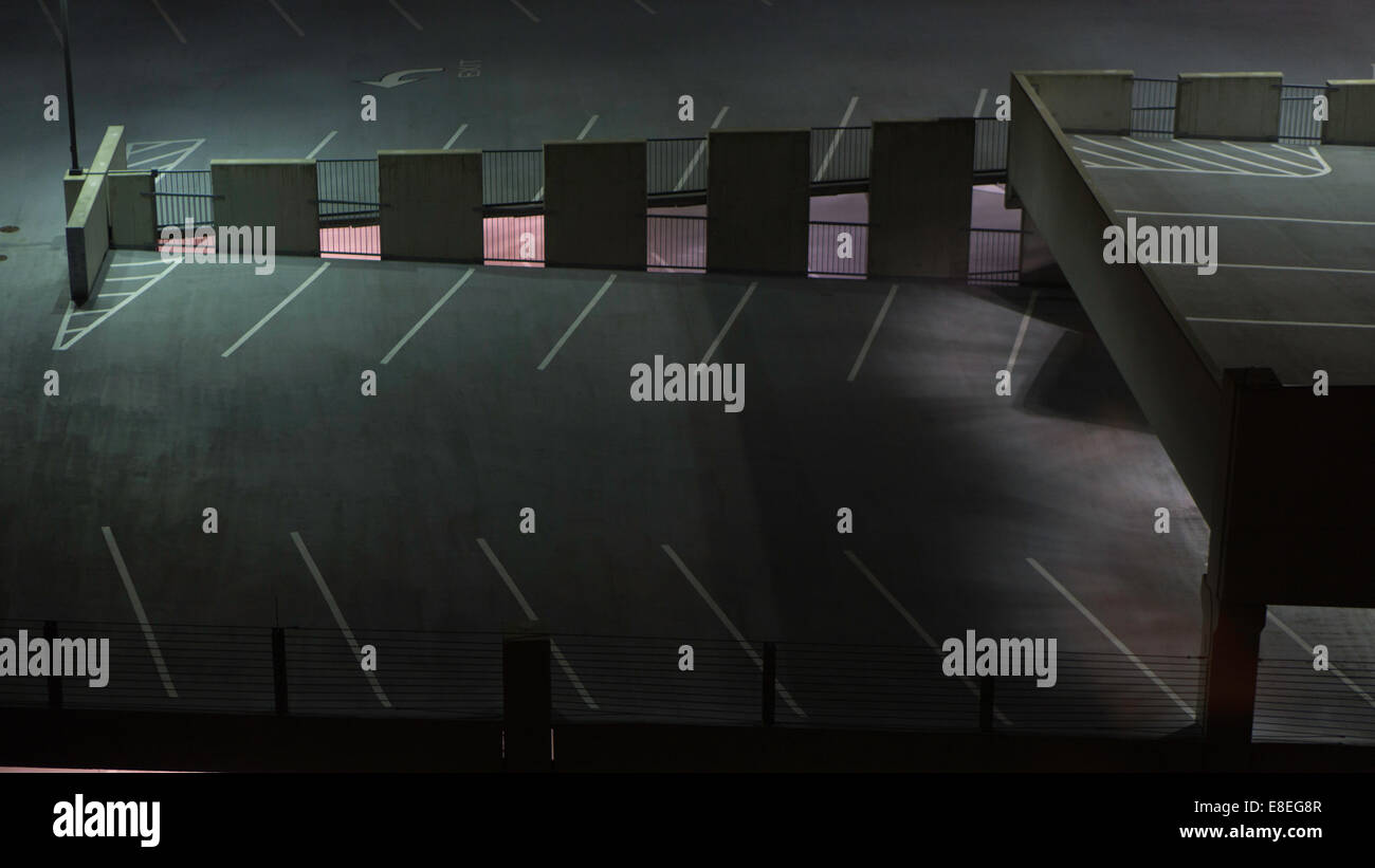 Parkhaus in der Nacht Stockfoto