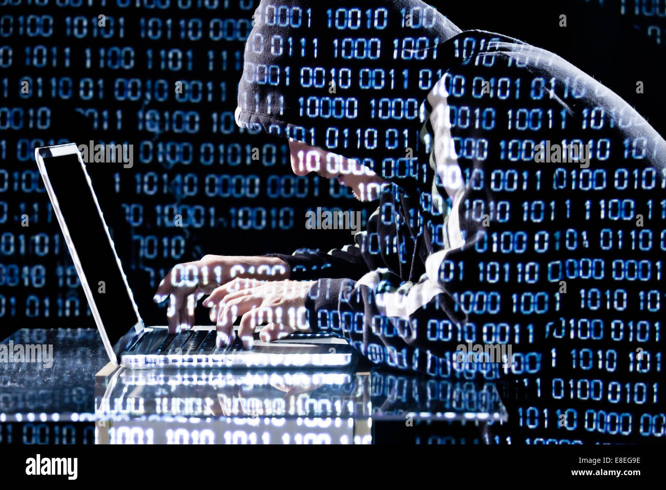 Hacker, die Eingabe auf einem Laptop mit Binär-Code im Hintergrund Stockfoto