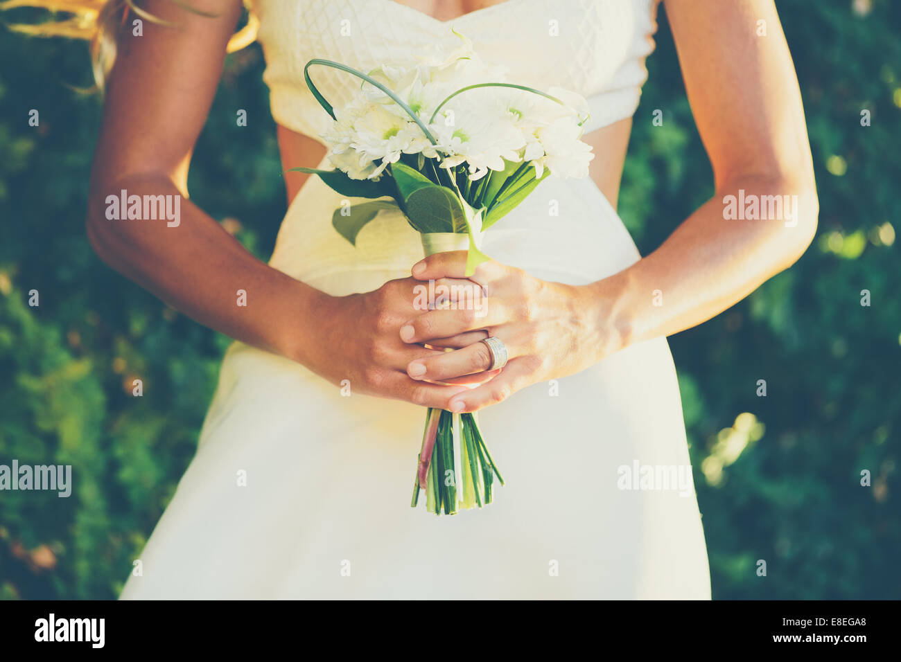 Schöne Braut mit Brautstrauß, Nahaufnahme Detail. Soft-Fokus, geringe Schärfentiefe. Stockfoto