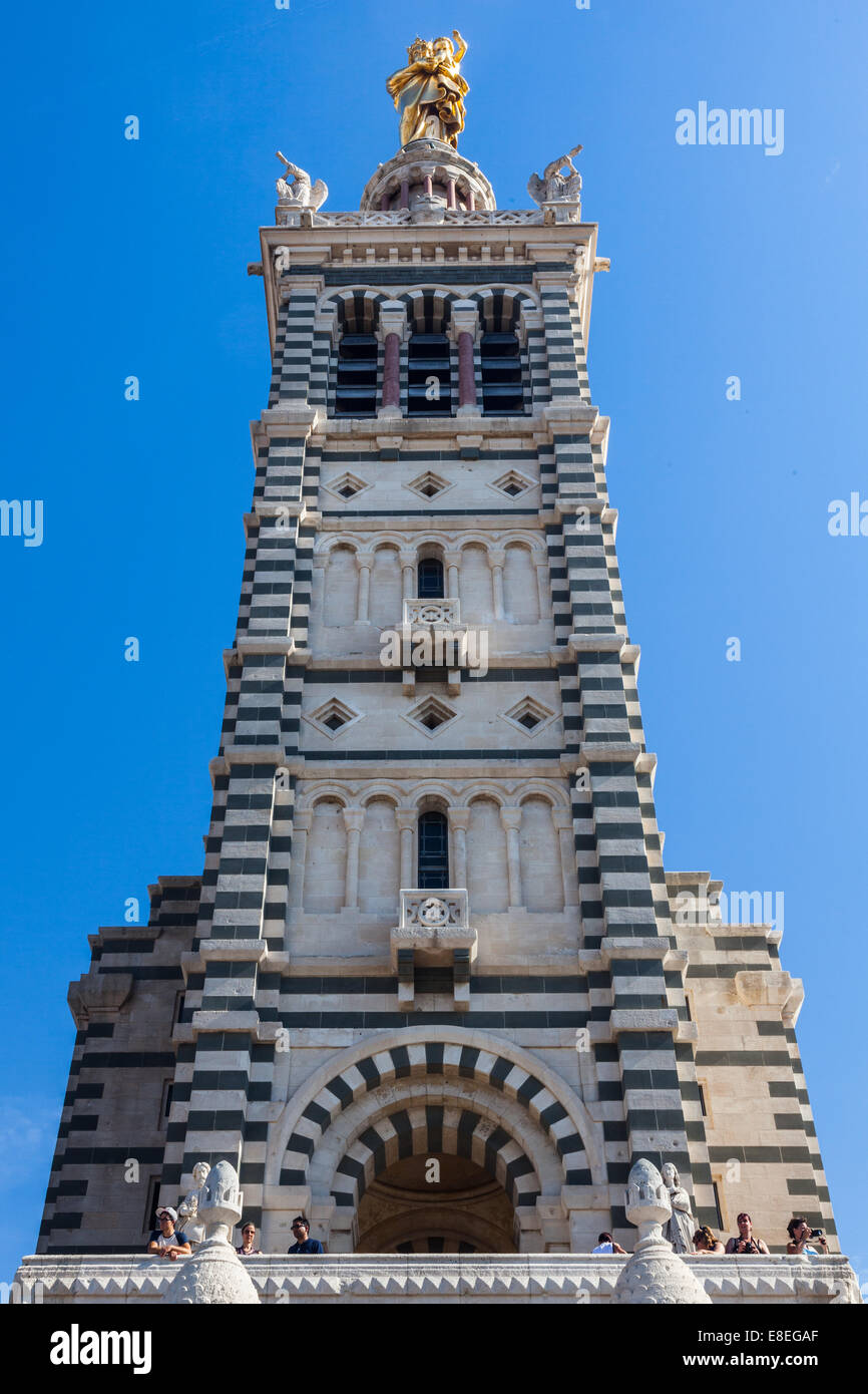 Beherrschende Kirchturm der Notre Dame de la Garde, Marseille, Frankreich Stockfoto