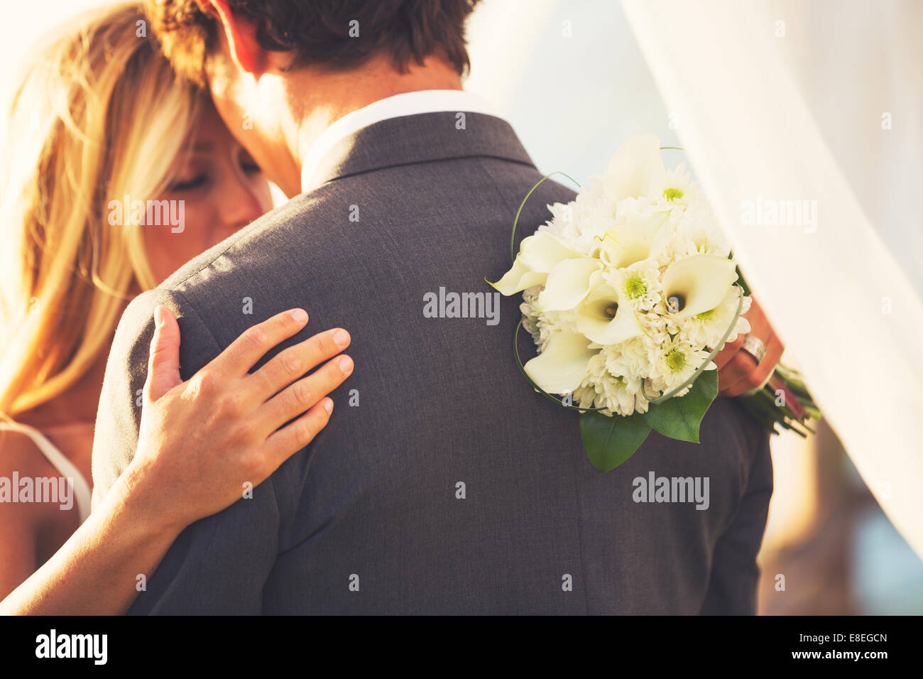 Schöne Hochzeitspaar umarmt. Braut und Bräutigam in der Liebe. Stockfoto