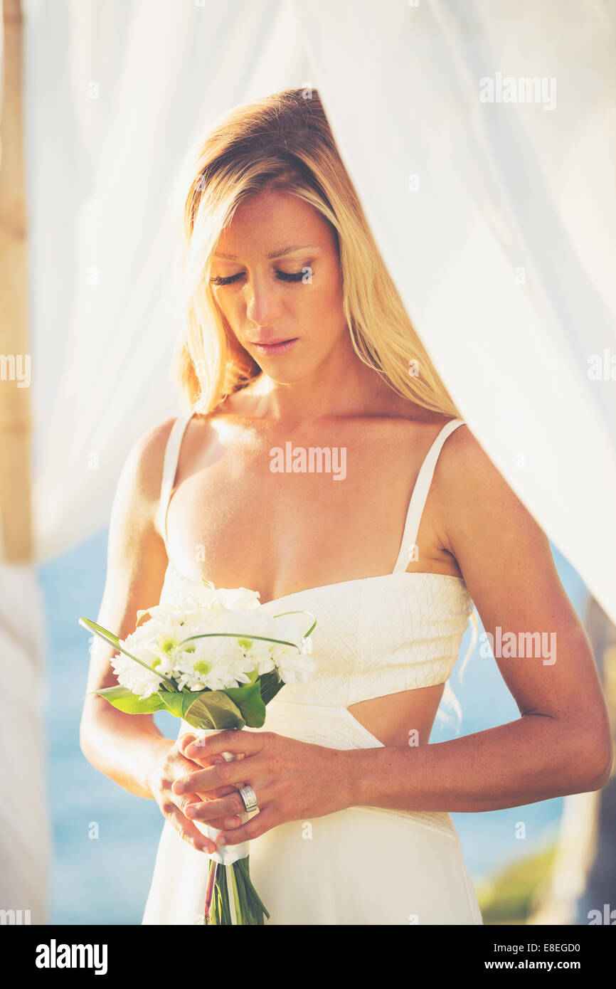 Schöne Braut mit Brautstrauß Stockfoto