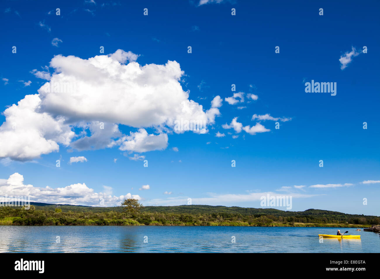 Ruhe-Fluss und Frau Kajak in Gaspe, Quebec, Kanada Stockfoto
