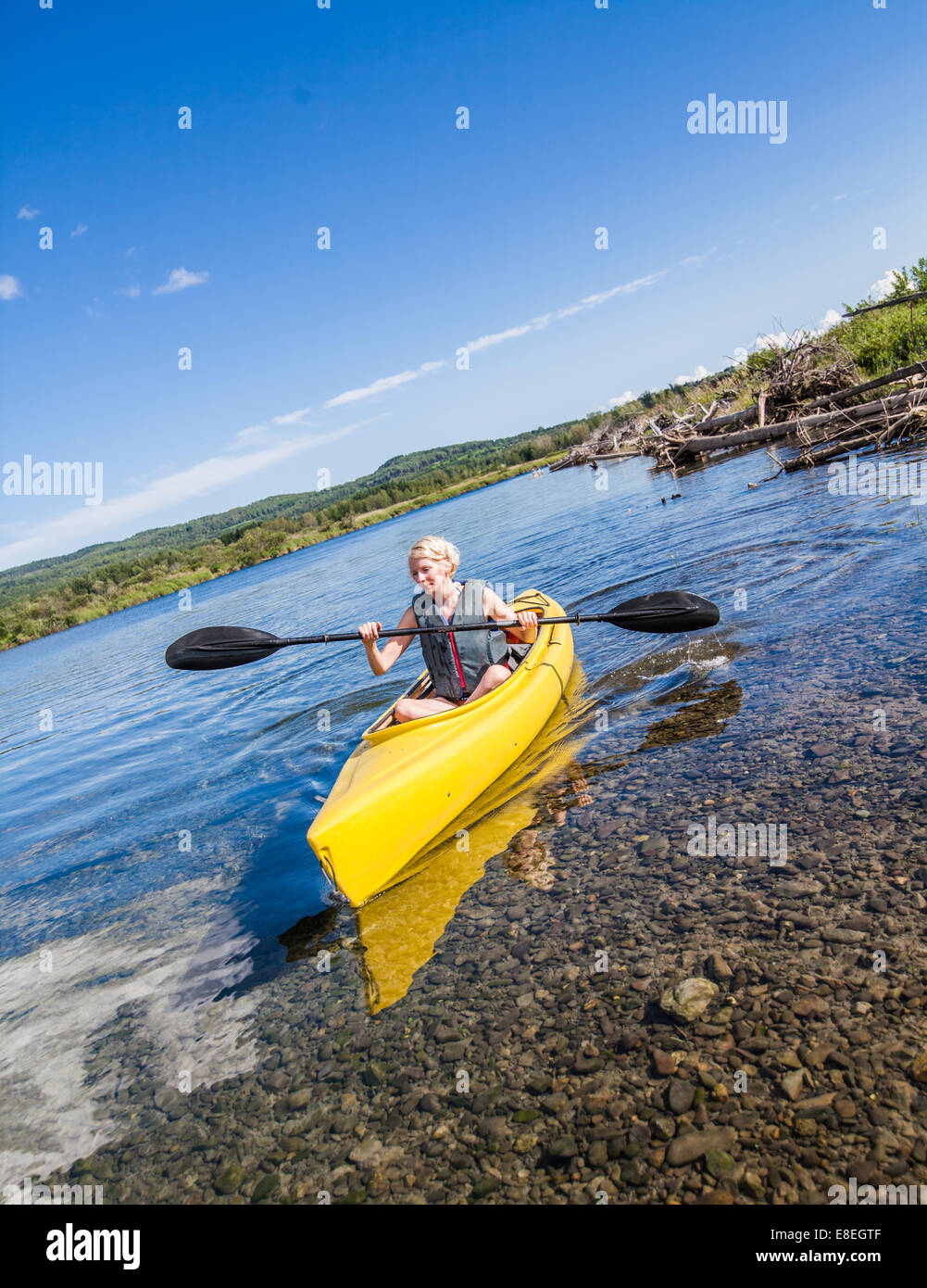Ruhe-Fluss und Frau Kajak in Gaspe, Quebec, Kanada Stockfoto