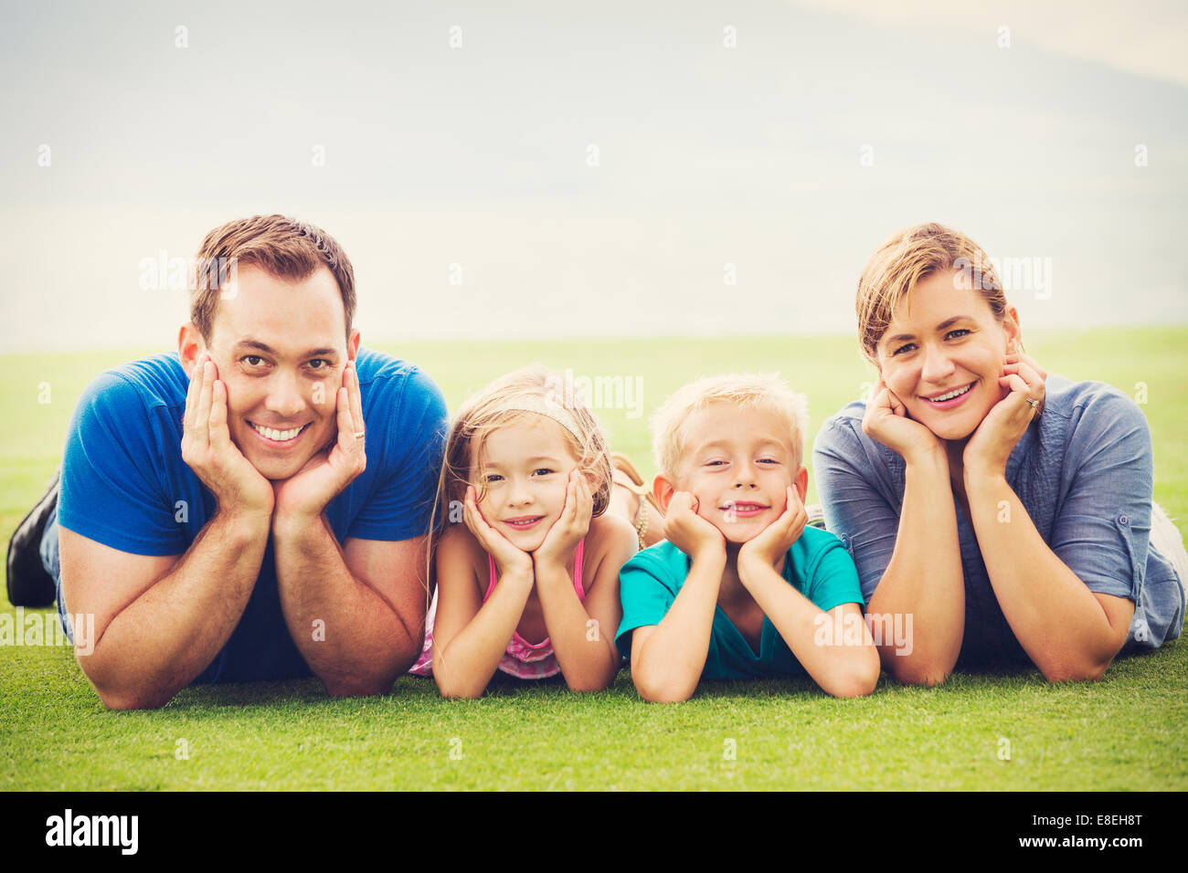Porträt der glückliche Familie von vier außerhalb. Eltern und zwei kleinen Kindern Stockfoto