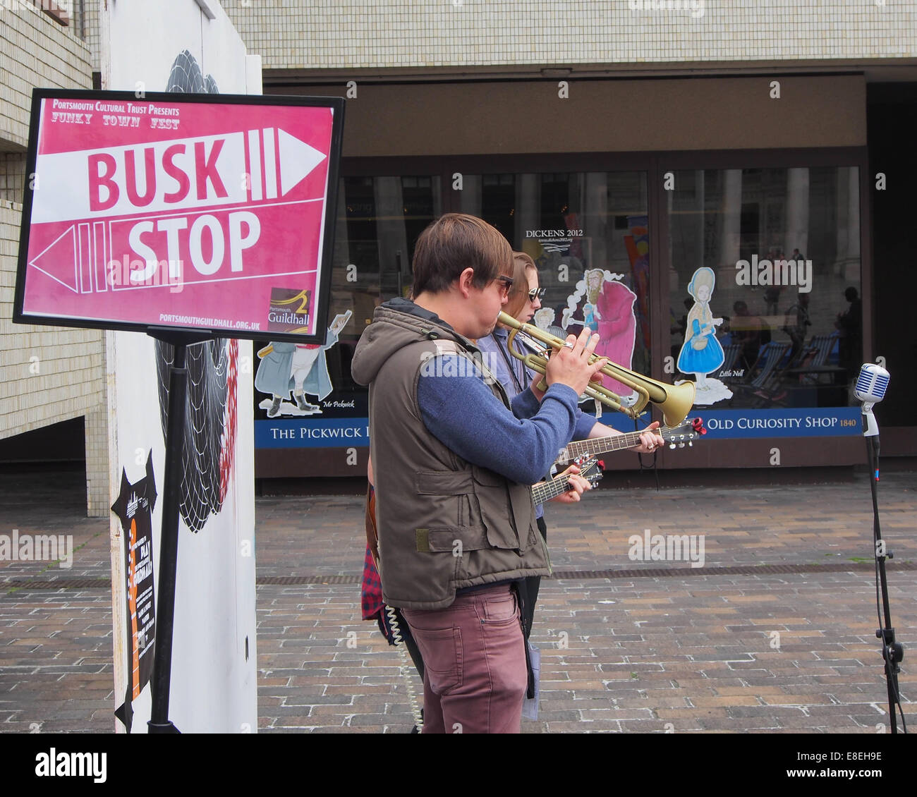 Straßenmusikanten als Straßenmusikant auf eine Busk stop in Portsmouth Guildhall Quadrat während der Funky Town Festival 2014 Stockfoto