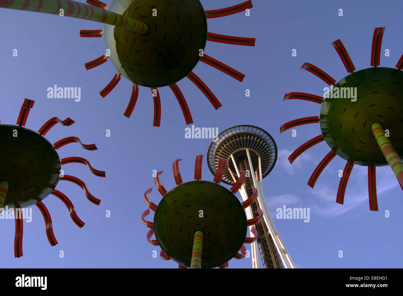 Seattle Space Needle und einige der Chihulyss Glasblumen konkurrieren für Aufmerksamkeit am Seattle Center. Stockfoto