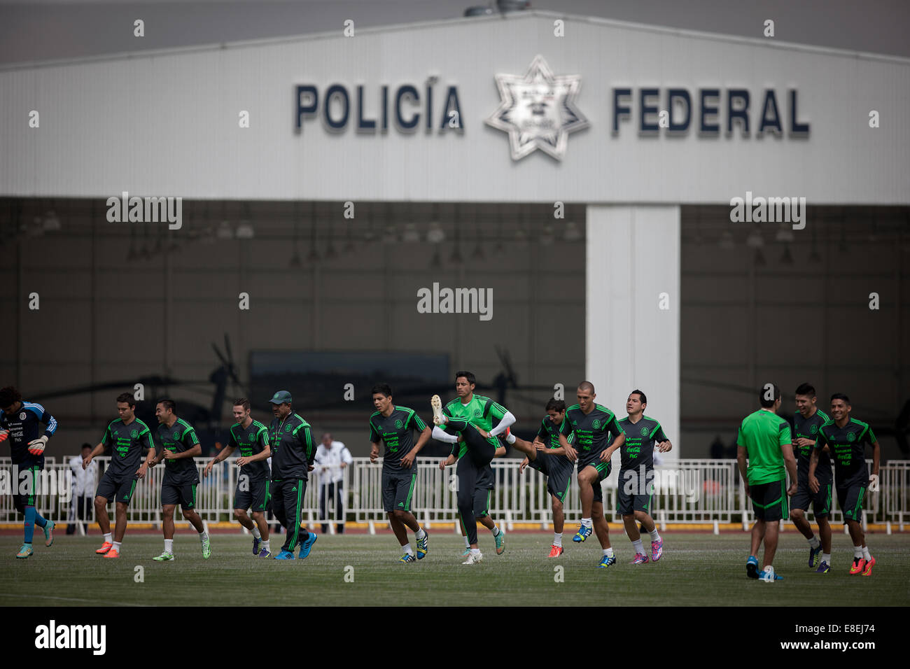 Mexico City, Mexiko. 6. Oktober 2014. Spieler der mexikanischen Fußball-Nationalmannschaft, nehmen Teil an einer Schulung in der föderalen Polizei Kommandozentrale in Mexiko-Stadt, Hauptstadt von Mexiko, am 6. Oktober 2014. © Pedro Mera/Xinhua/Alamy Live-Nachrichten Stockfoto