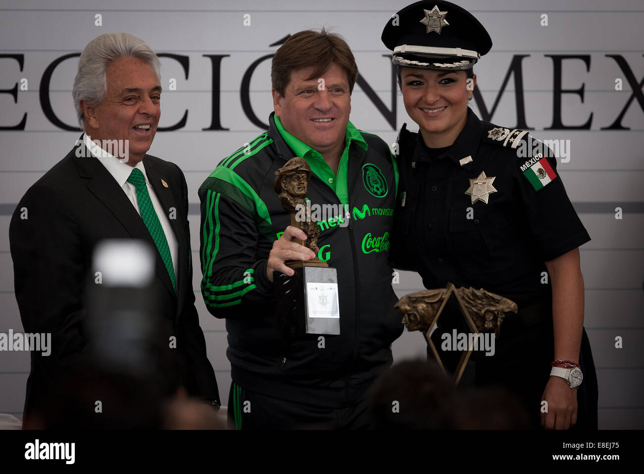 Mexico City, Mexiko. 6. Oktober 2014. Miguel Herrera (C), Kopf Coah der mexikanischen Fußball-Nationalmannschaft erhält eine Anerkennung in der föderalen Polizei Kommandozentrale in Mexiko-Stadt, Hauptstadt von Mexiko, am 6. Oktober 2014. © Pedro Mera/Xinhua/Alamy Live-Nachrichten Stockfoto