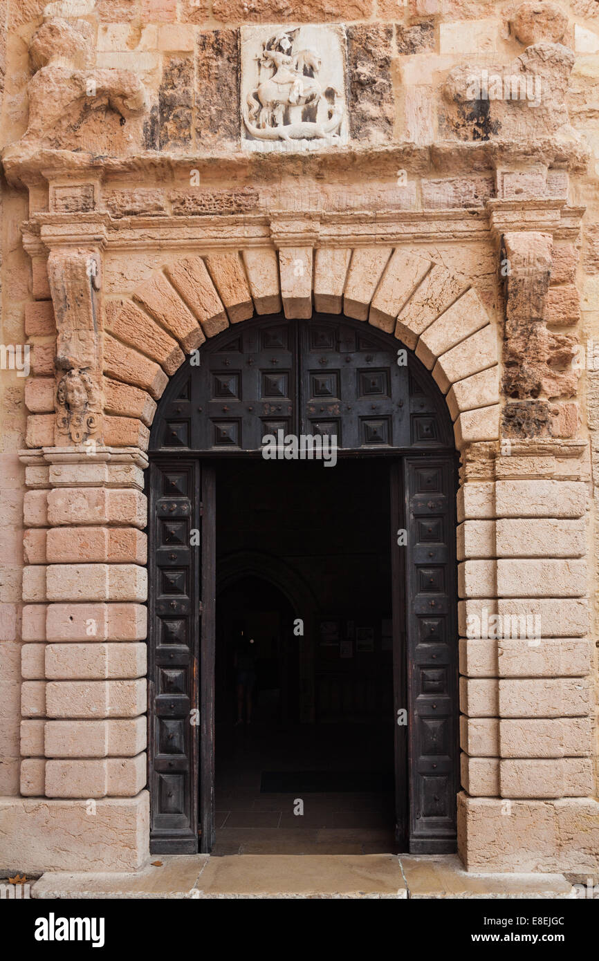 Eingangstür in die Kirche der Abtei von Saint Victor in Marseille. Stockfoto