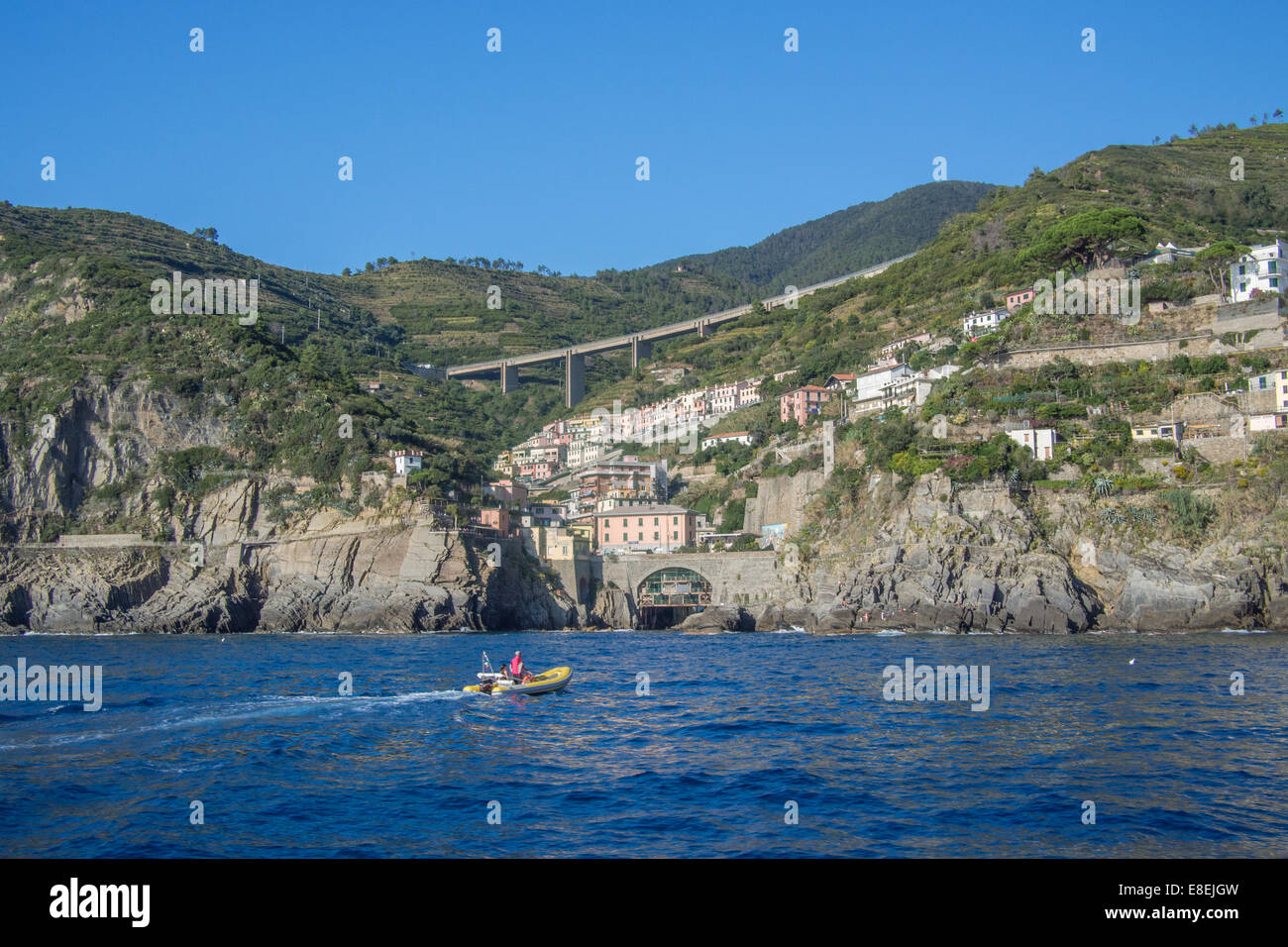 Bahnhofsbereich von Riomaggiore, Cinque Terre, Ligurien, Italien. Vom Meer aus gesehen. Stockfoto