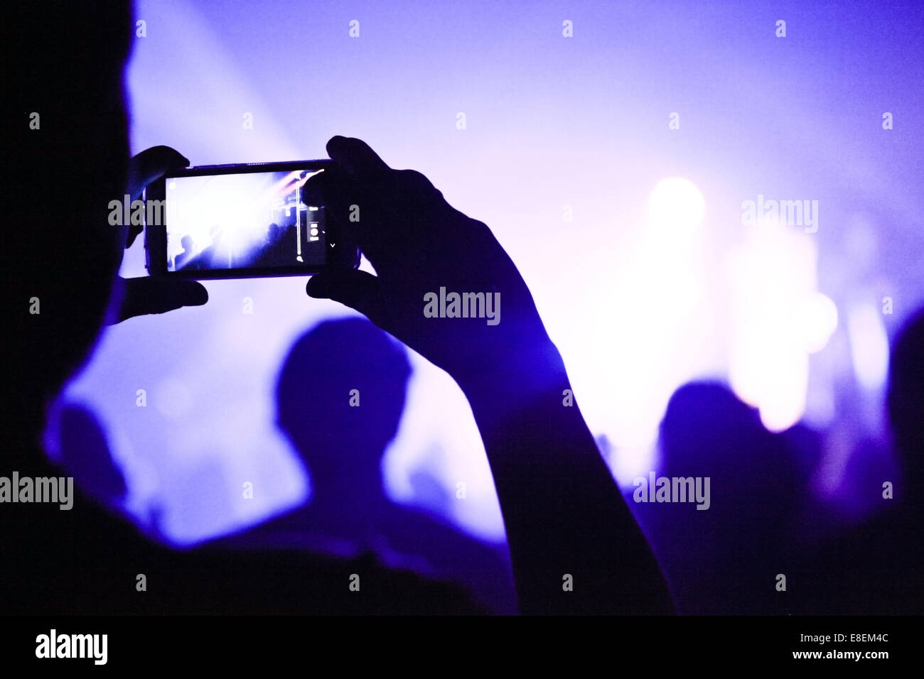 Jemand sagte, ein Bild während eines Konzerts mit einem Telefon Stockfoto