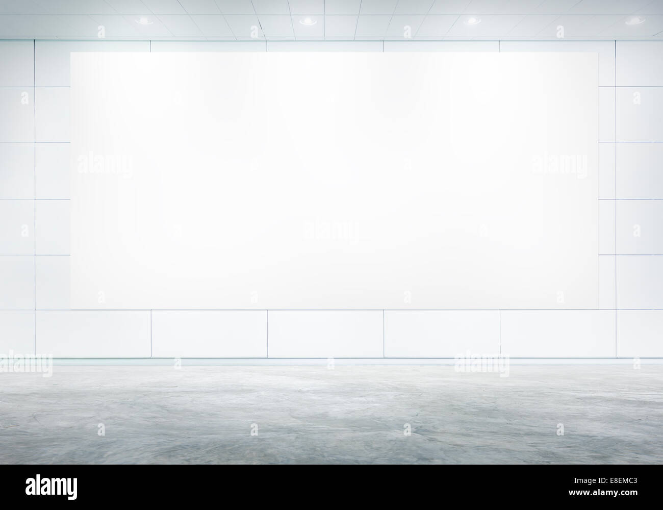 Leere weiße Plakatwand In einen Sitzungssaal Stockfoto