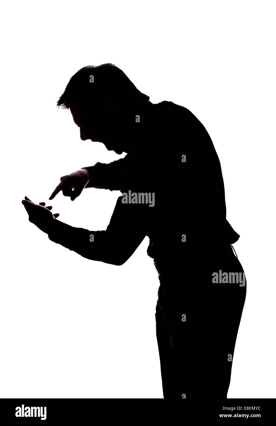 Wütender Mann schrie sein Handy in der Silhouette isoliert auf weißem Hintergrund Stockfoto
