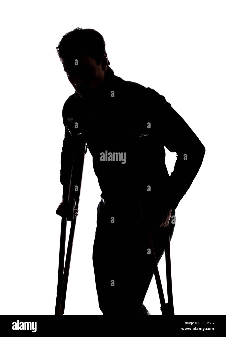 Mann mit gebrochenem Bein Silhouette isoliert auf weißem Hintergrund Stockfoto