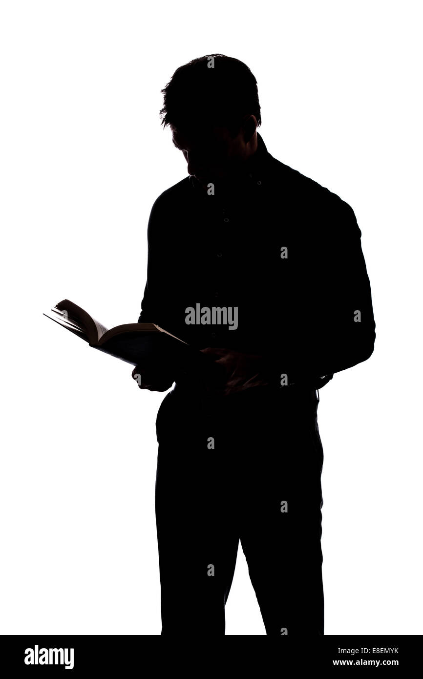 Man liest ein Buch in der Silhouette und isoliert auf weißem Hintergrund Stockfoto