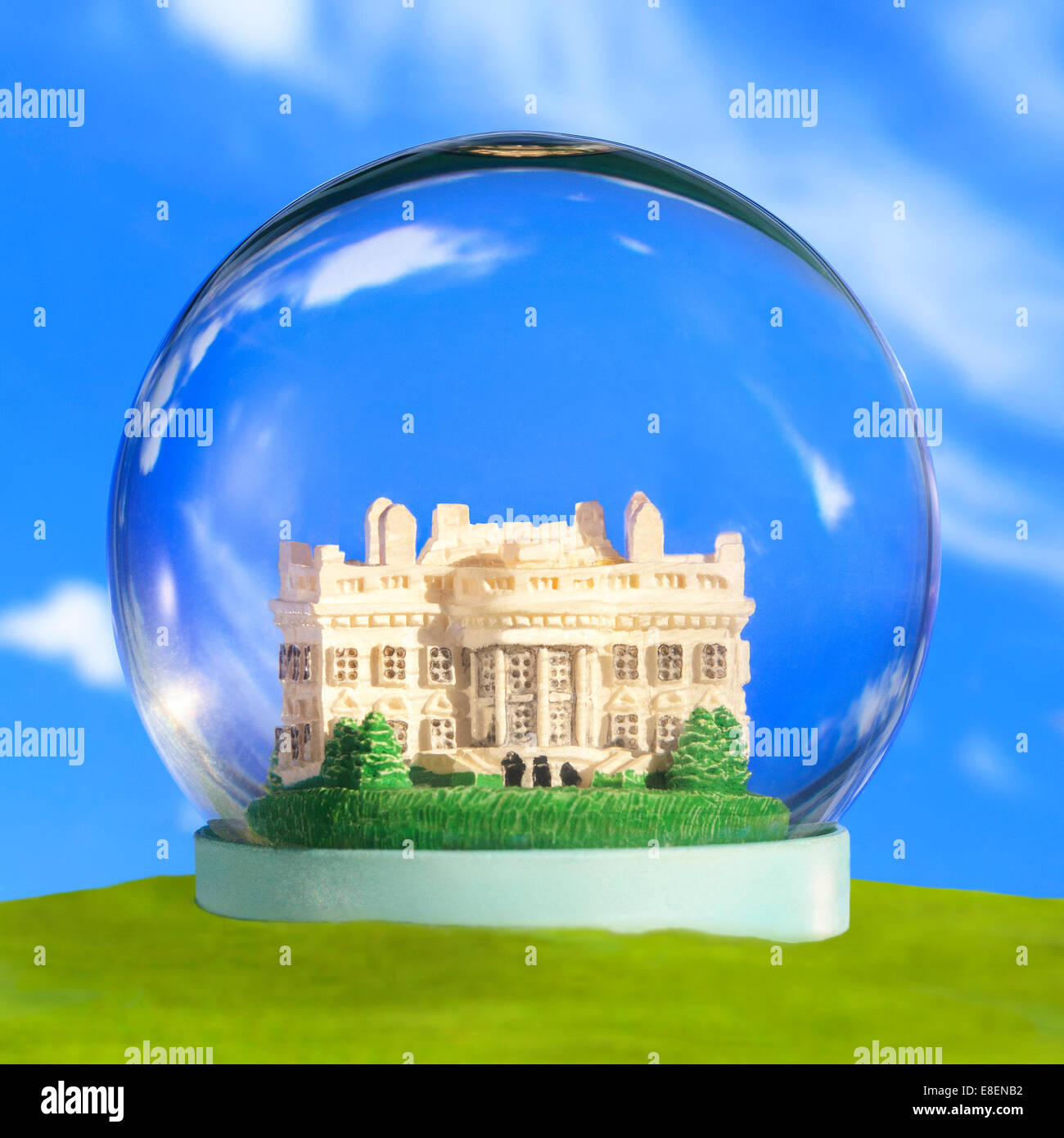 Eine Schnee Globus Snow Dome Glas Blase mit dem weißen Haus von Washington DC. Konzept Sicherheit Sicherheit Schutz isoliert trennen Stockfoto