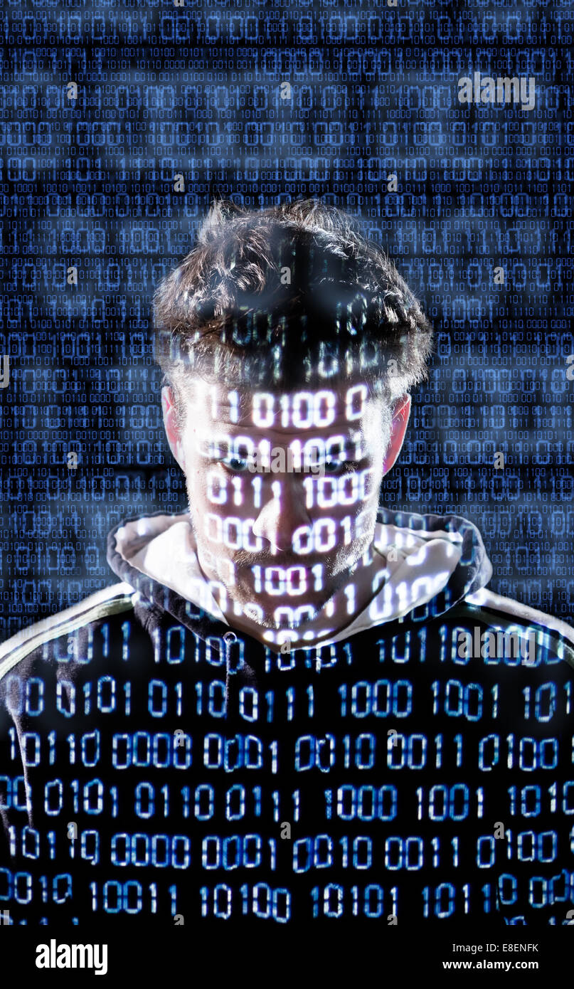 Hacker mit binären Codes, die wir direkt auf die Kamera Stockfoto