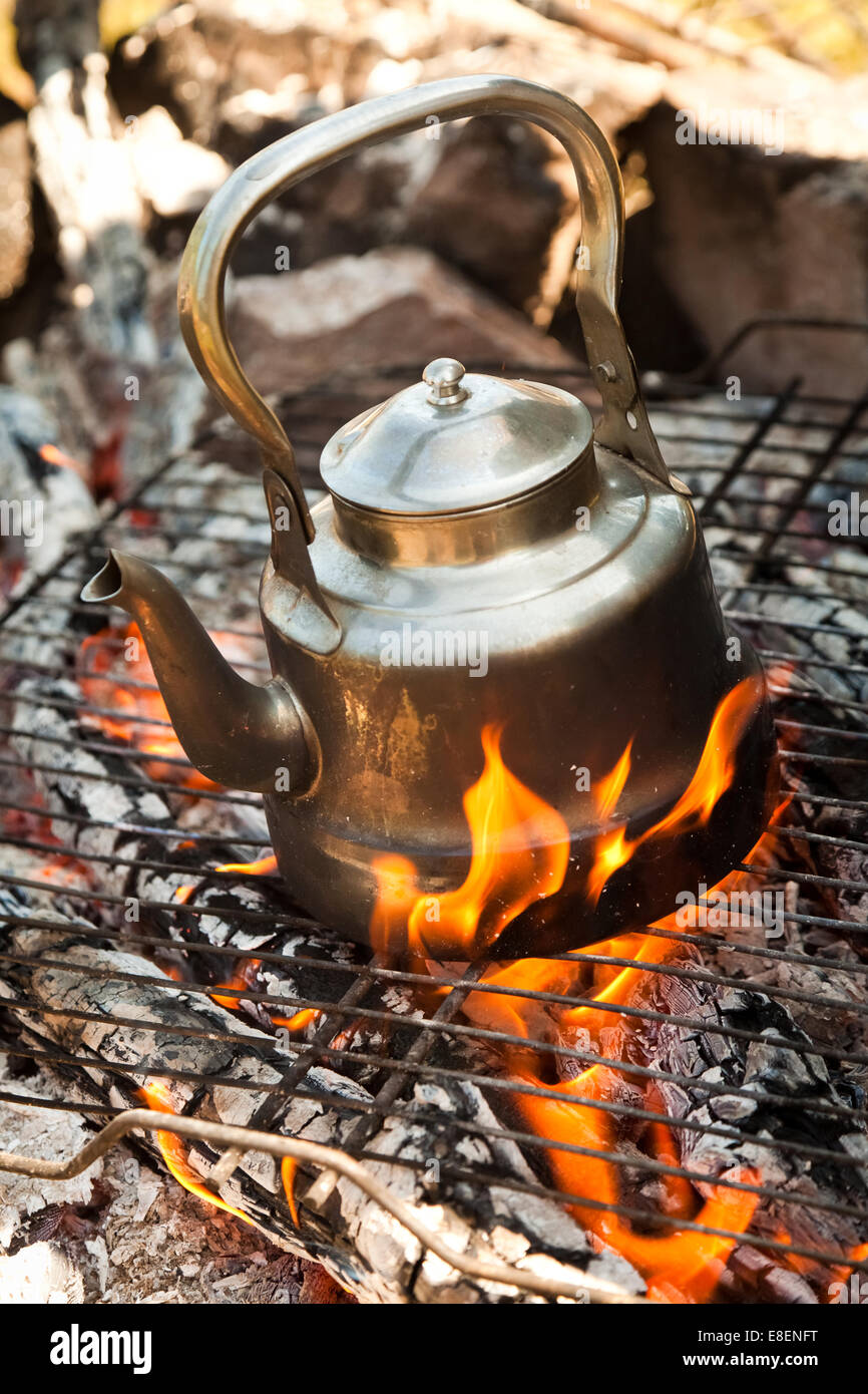 Wasserkocher mit Wasser auf das Feuer erhitzt Stockfotografie - Alamy
