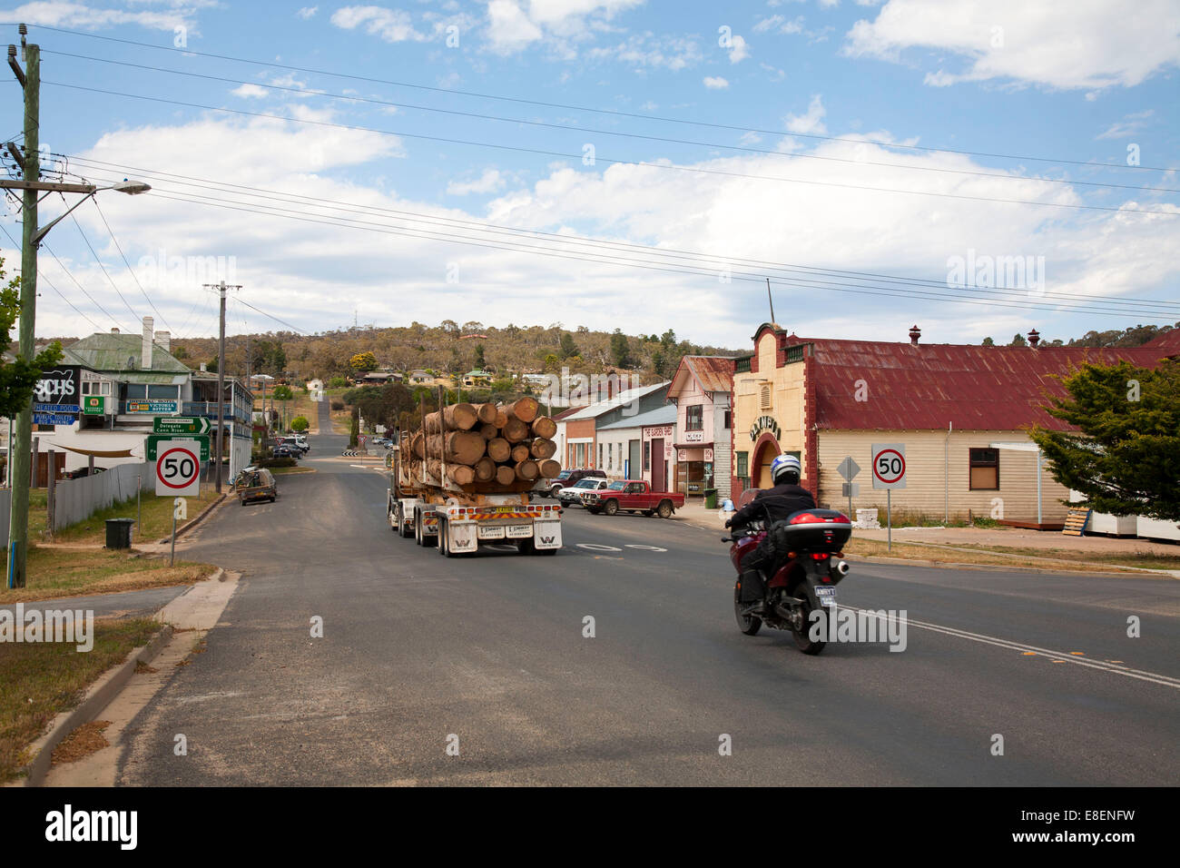 Ein touring Motorradfahrer nach Anmeldung Lkw nach Bombala NSW Australia Stockfoto