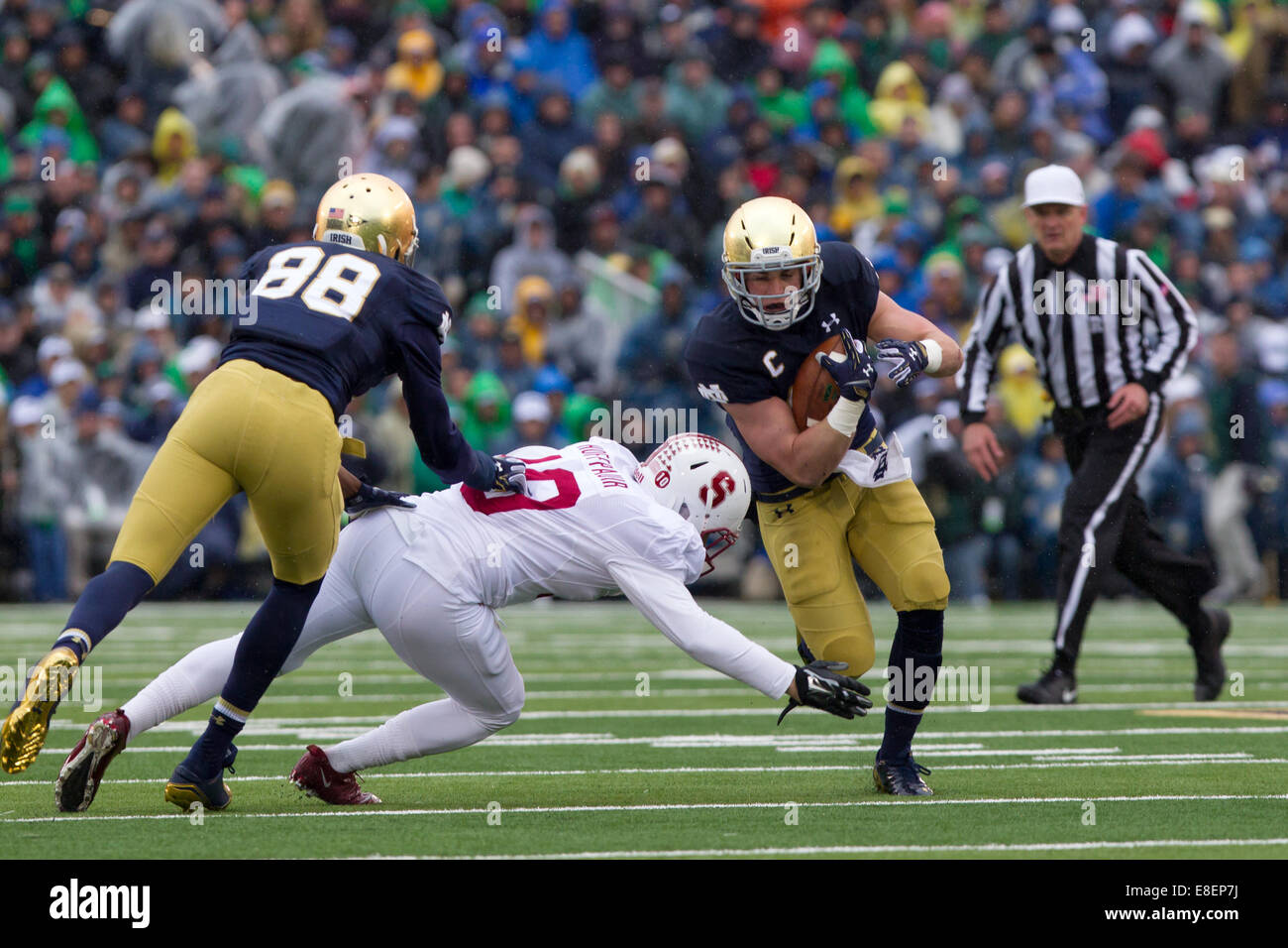 South Bend, Indiana, USA. 4. Oktober 2014. Notre Dame RB CAM MCDANIEL (33) von Stanford FS ZACH HOFFPAUIR (10) im ersten Quartal in Angriff genommen wird. Die Notre Dame Fighting Irish schlagen die Stanford Cardinal 17-14 im Stadium der Notre Dame in South Bend, Indiana. © Frank Jansky/ZUMA Draht/Alamy Live-Nachrichten Stockfoto