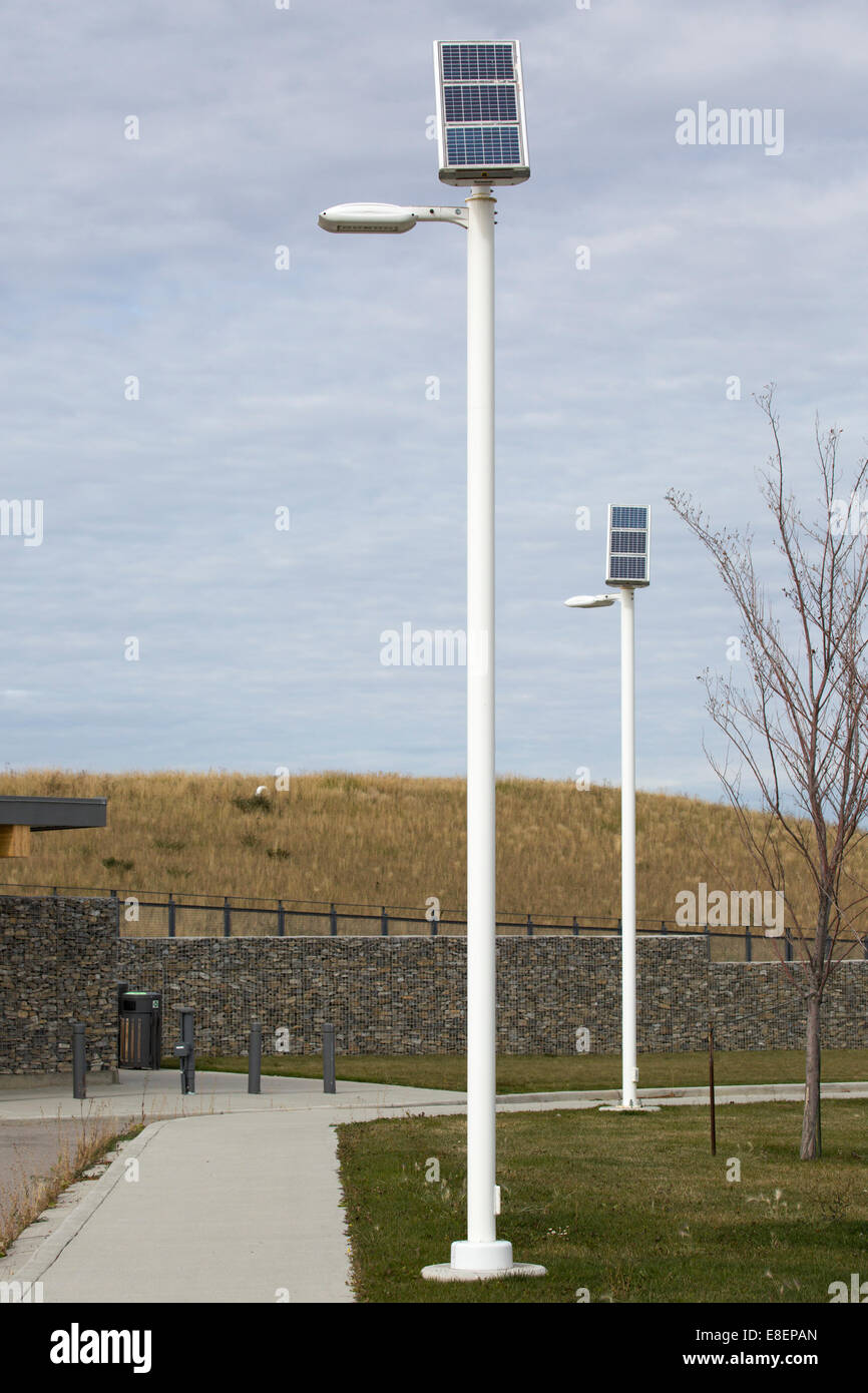 Im Ralph Klein Park's Environmental Education and Ethics Centre in Calgary, Alberta, Kanada, wird die Solartechnologie für Outdoor-LED-Leuchten eingesetzt Stockfoto