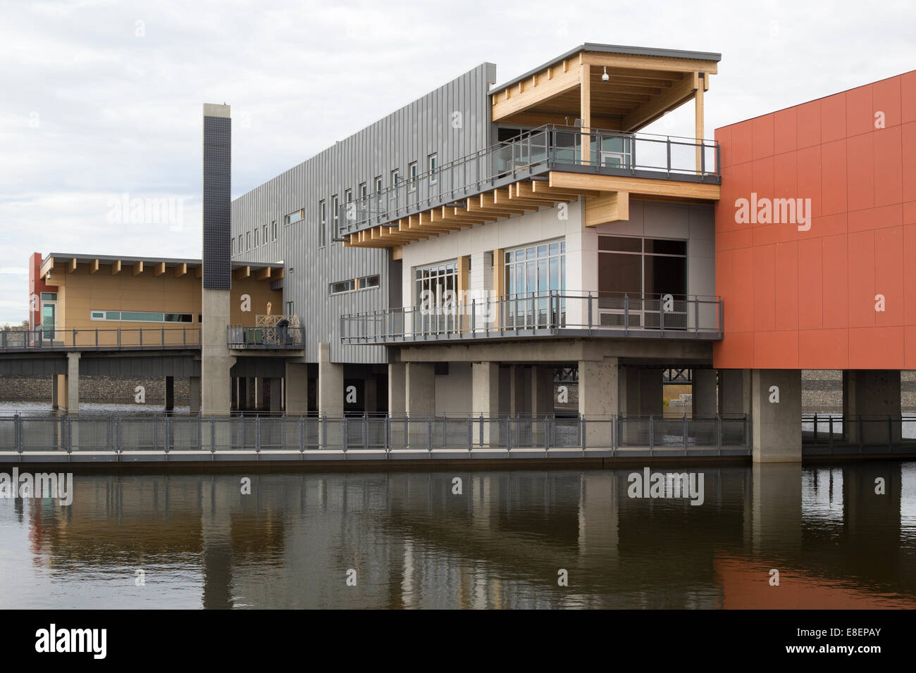 Das Environmental Education and Ethics Center, ein LEED Gold Standard Gebäude mit Solarpanel und Wasseraufbereitung Feuchtgebiet im Ralph Klein Park. Stockfoto