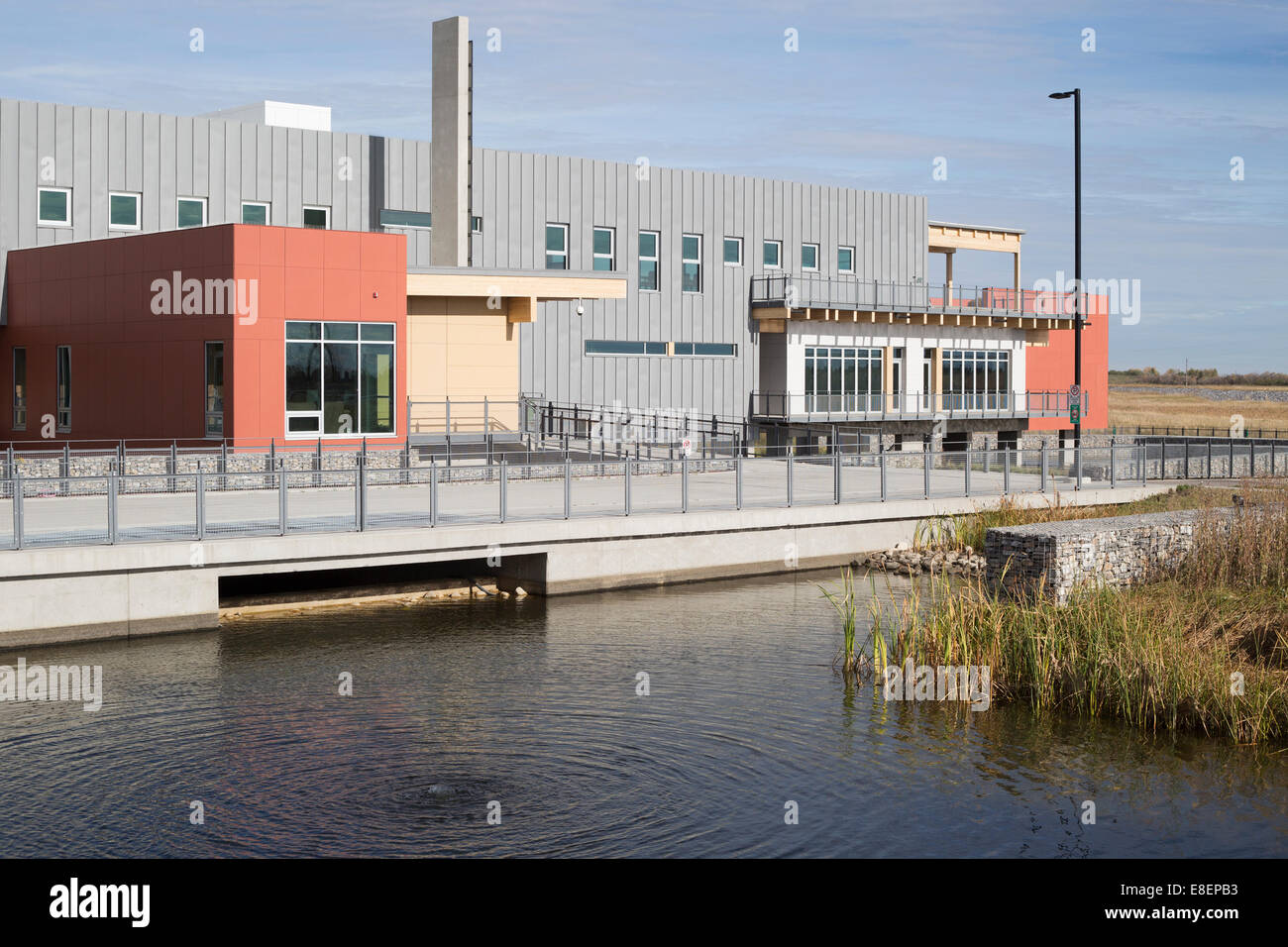 Das Environmental Education and Ethics Centre, ein LEED Gold Standard Gebäude mit Feuchtgebiet für Wasseraufbereitung im Ralph Klein Park, Calgary, Kanada Stockfoto