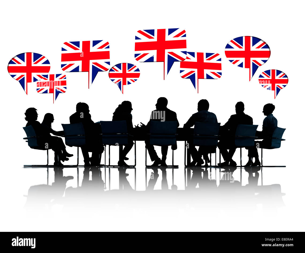 Sprechenden Business-Menschen-Silhouetten, Isolated On White mit britischer Flagge Sprechblase Stockfoto