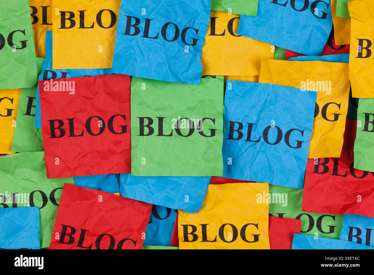 Zerknittert farbiges Papier Notizen mit Wort "Blog". Stockfoto