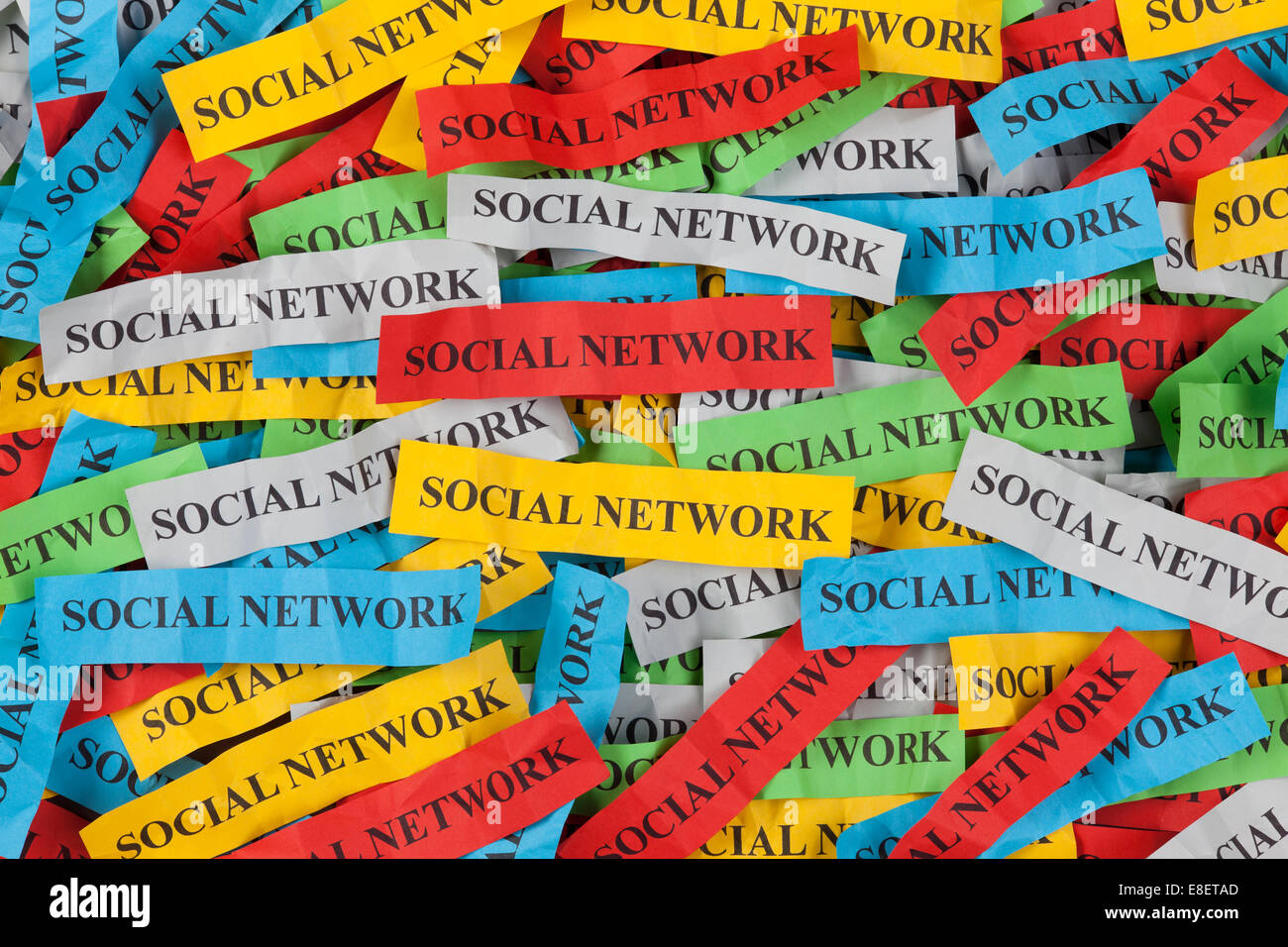 Haufen von Notizen auf bunten Papier mit Wort "Social Network" Stockfoto