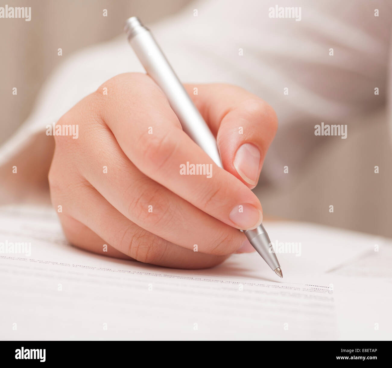 Geschäftsfrau Unterzeichnung Vertrag. Stockfoto