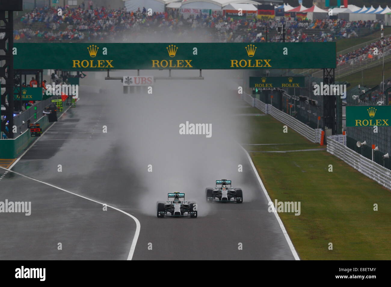 grünes Licht und Rennen um die Führung zwischen MercedesGP Teamfahrer Rosberg und Hamilton SUZUKA, JAPAN, 05.10.2014, Formel 1 F1 Rennen, JAPAN Grand Prix, Grosser Preis, GP du Japon, Motorsport, Foto von: Sho TAMURA/AFLO SPORT Deutschland heraus Stockfoto