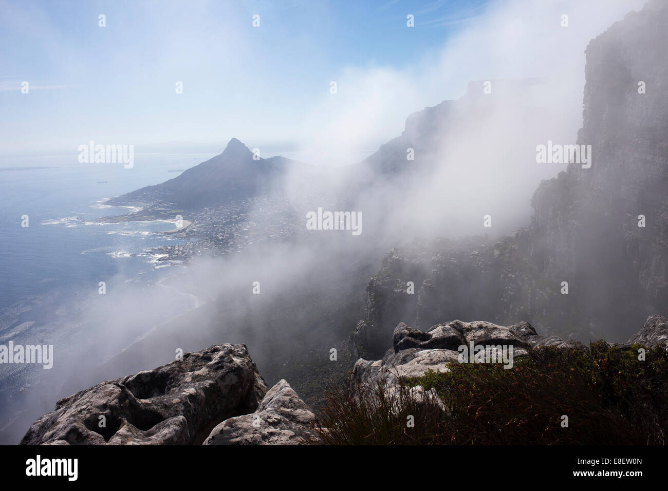 Löwen Kopf sieht man von der Spitze des Myburgs Schlucht im Orange Kloof Nature Reserve. Die 10km-Wanderung, die in Hout Bay, gu beginnt Stockfoto