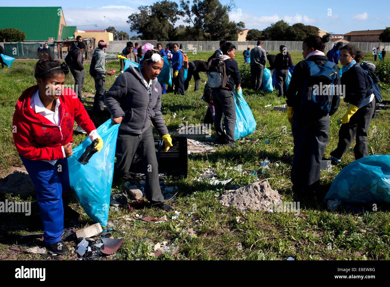 Die Gemeinschaft von Uistig in Kapstadt steht ein großes gesundheitliches Risiko, wie viele Menschen das Gebiet als dumping Site verwenden. Kinder von Uits Stockfoto