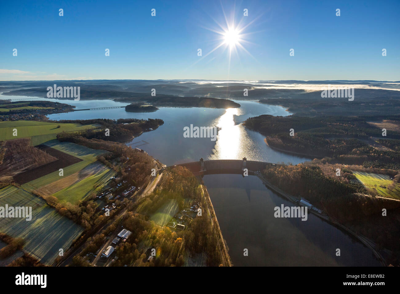 Möhnesee-Stausee mit dem Staudamm, Verlauf des Flusses Ruhr Sauerland Region, North Rhine-Westphalia, Deutschland Stockfoto