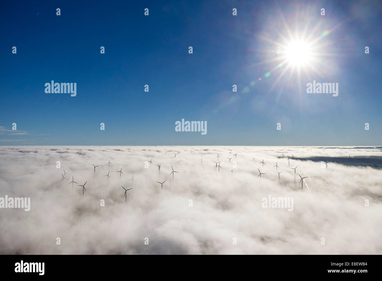 Windkraftanlagen gedeckt durch niedrige Wolken, blauer Himmel, Luftaufnahme, Marsberg, Sauerland Region, North Rhine-Westphalia, Deutschland Stockfoto