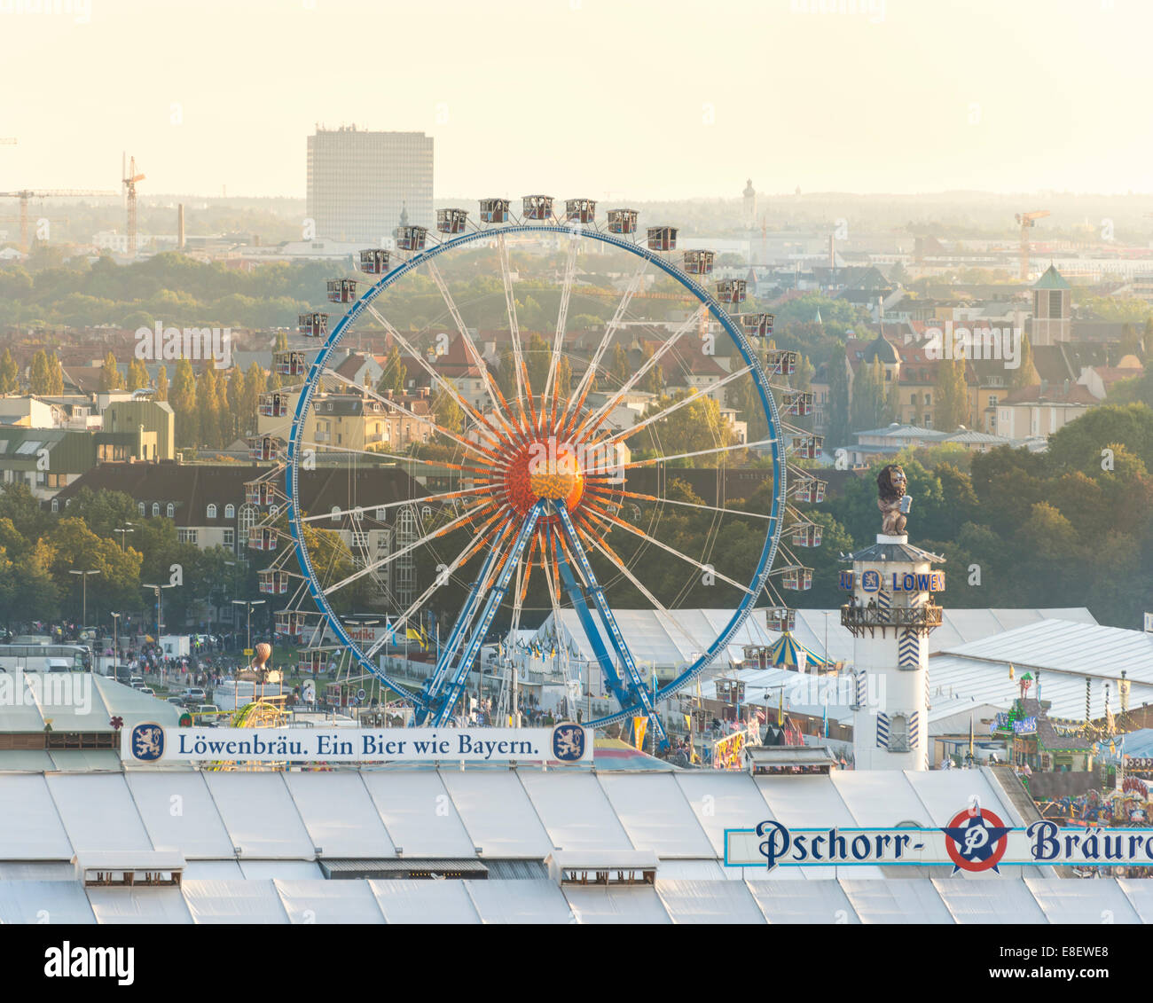 Riesenrad mit Löwenbräu Turm vor Bierzelte, Oktoberfest, Oktoberfest, Theresienwiese, München, Oberbayern Stockfoto