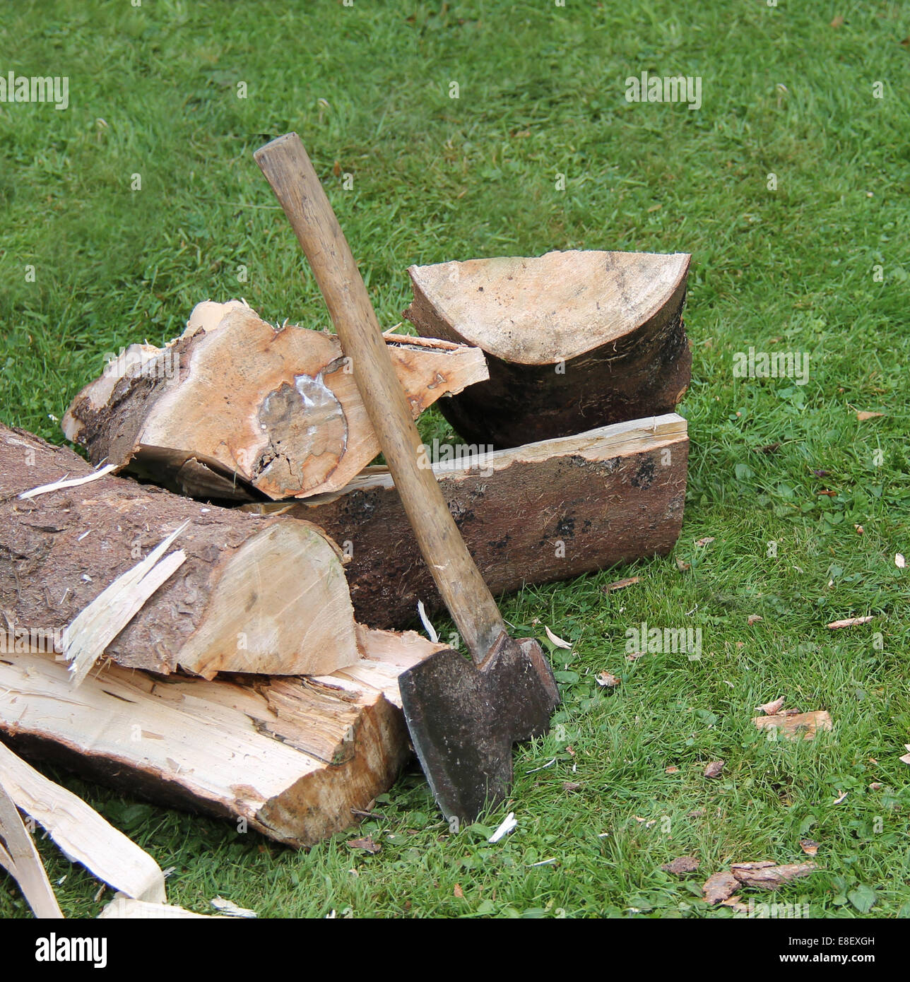 Ein Faustkeil neben einem Haufen frisch gehackte Protokolle. Stockfoto