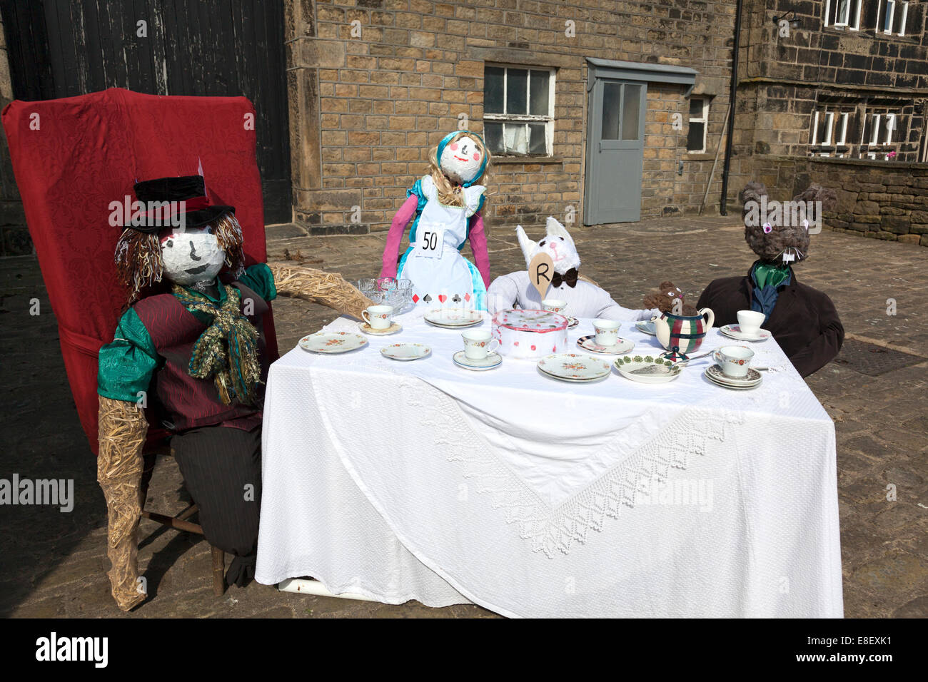 Vogelscheuchen aus der Mad Hatter Tea Party beim Norland Scarecrow Festival 2014, West Yorkshire Stockfoto