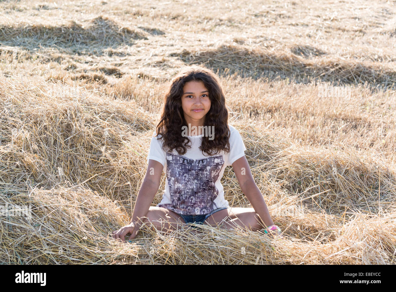 Teen Mädchen mit dunklen Locken auf die Natur Stockfoto