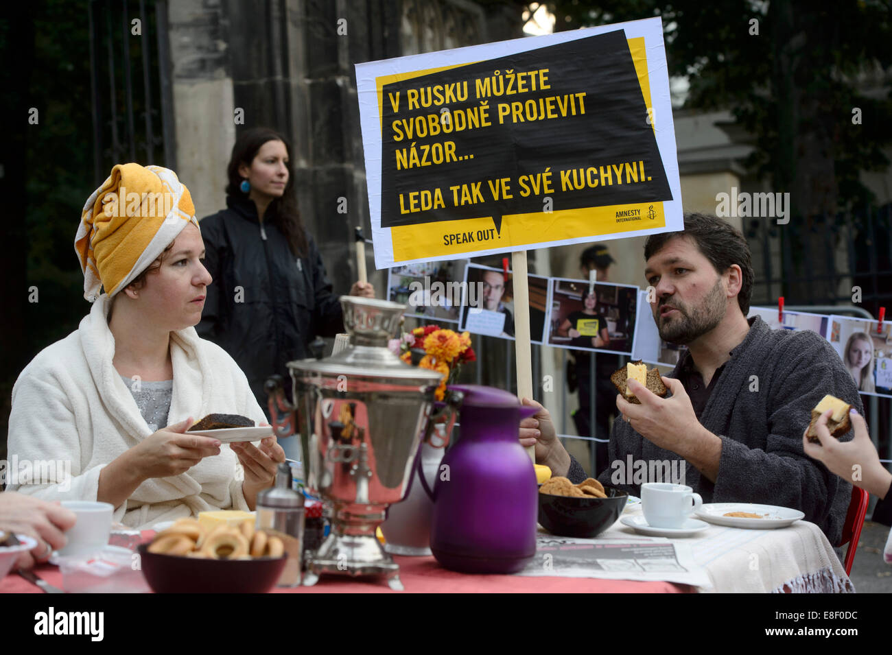 Tschechische Amnesty International Aktivisten trat die internationale Kampagne zur Unterstützung von Bürgerrechtler in Russland bei der russischen Botschaft in Prag, Tschechische Republik, auf Dienstag, 7. Oktober 2014. Während des Geschehens genannt 'Küche Protest' sie auch Bezug auf die späten russischen Journalistin Anna Politkovskaya, bezahlt, die am 7. Oktober 2006 ermordet wurde. Das Banner liest "In Russland können Sie Ihre Meinung äußern. nur in Ihrer Küche ". (Foto/Michal Kamaryt CTK) Stockfoto