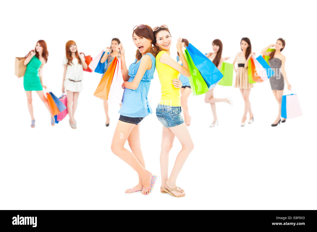 asiatischen shopping Frauengruppe halten Farbe Taschen. isoliert auf weißem Hintergrund Stockfoto