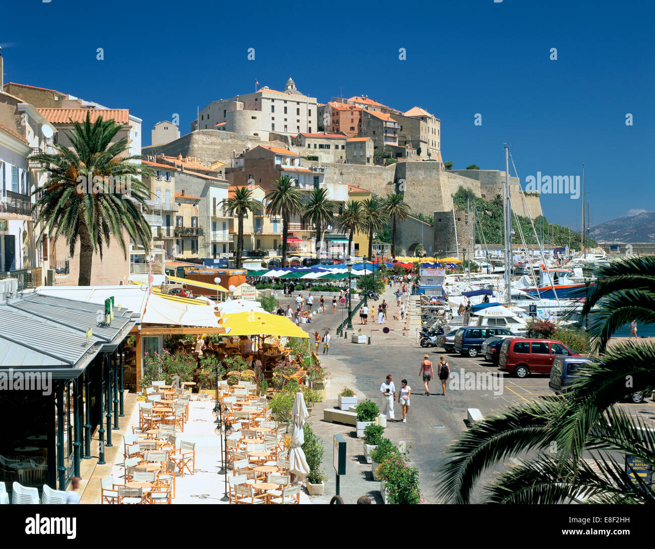Restaurants am alten Hafen mit der Zitadelle in den Hintergrund, Calvi, Korsika. Stockfoto
