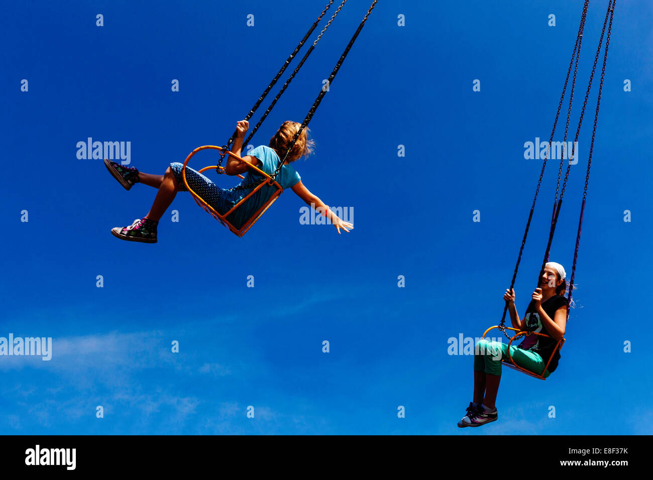 Jugendliche, junge Menschen auf der Kette Schaukel Karussell, Dorfmesse, Tschechische Republik wie man Mädchen schwingt blauen Himmel Stockfoto
