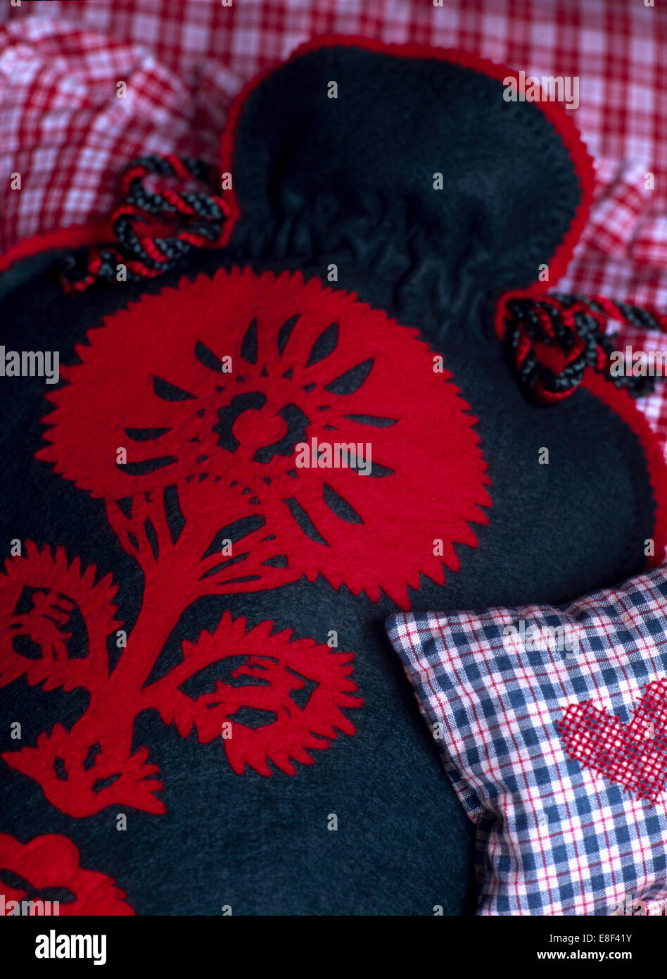 Nahaufnahme der Wärmflasche mit hausgemachten roten und blauen applizierte Wolle Abdeckung Stockfoto