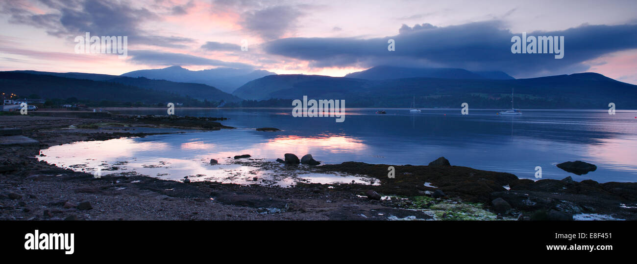 Blick über Brodick Bay Beinn Tarsuinn und Goatfell bei Sonnenuntergang, Arran, North Ayrshire, Schottland. Stockfoto